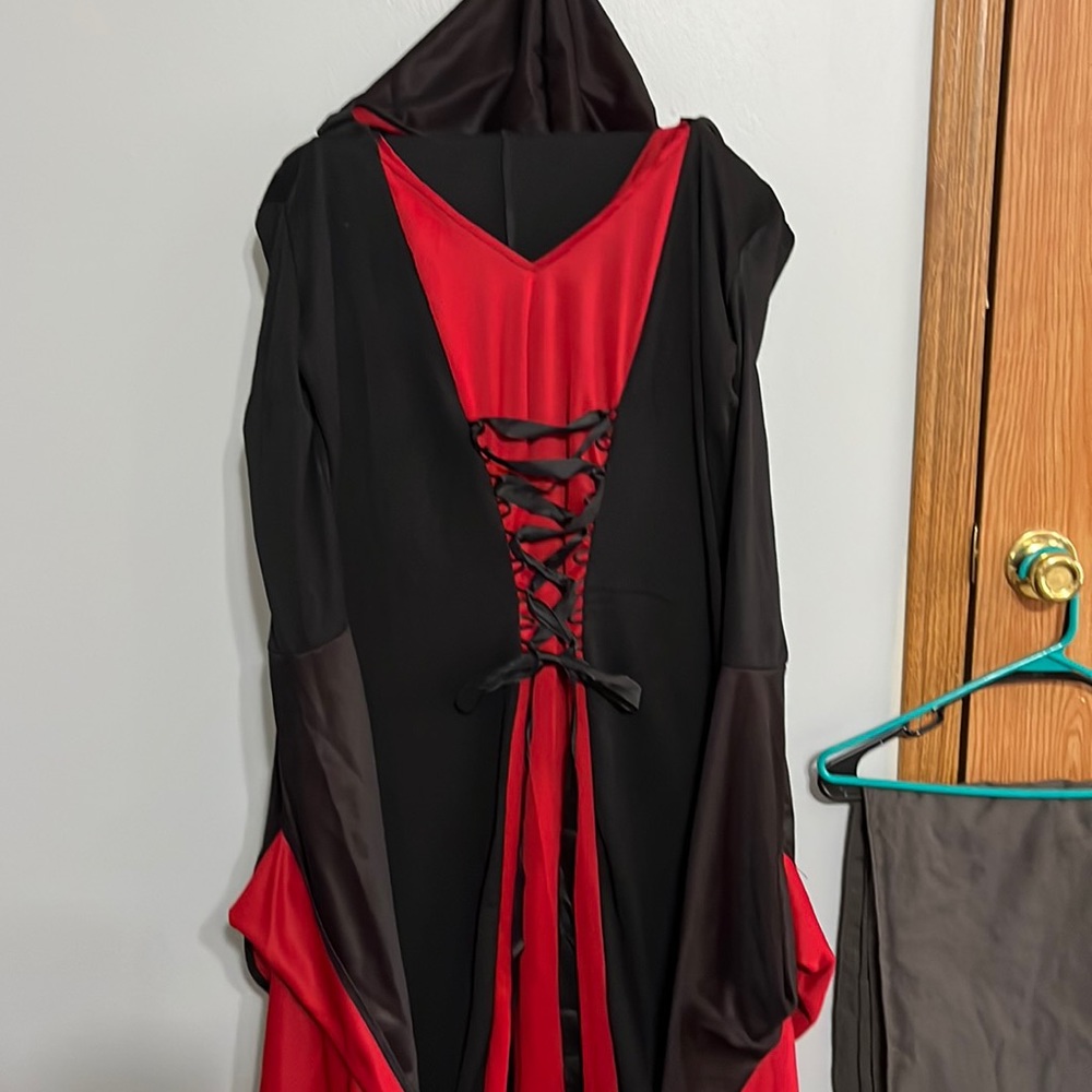 HALLOWEEN COSTUME- Witch/Elvira, Wig and Shoe Covers.  2x 18-20. Worn 1 time
